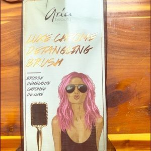 Luxe Chrome Detangling Brush